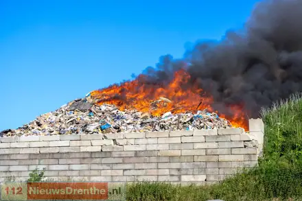 Brandweer uitgerukt voor grote brand in afvalbult op bedrijventerrein in Nieuw-Dordrecht, rookpluim is in wijde omgeving te zien — foto 5 van 5