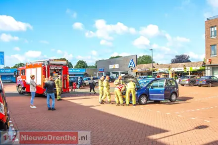 Klein brandje in motorische deel van auto geblust door brandweer — foto 1 van 2