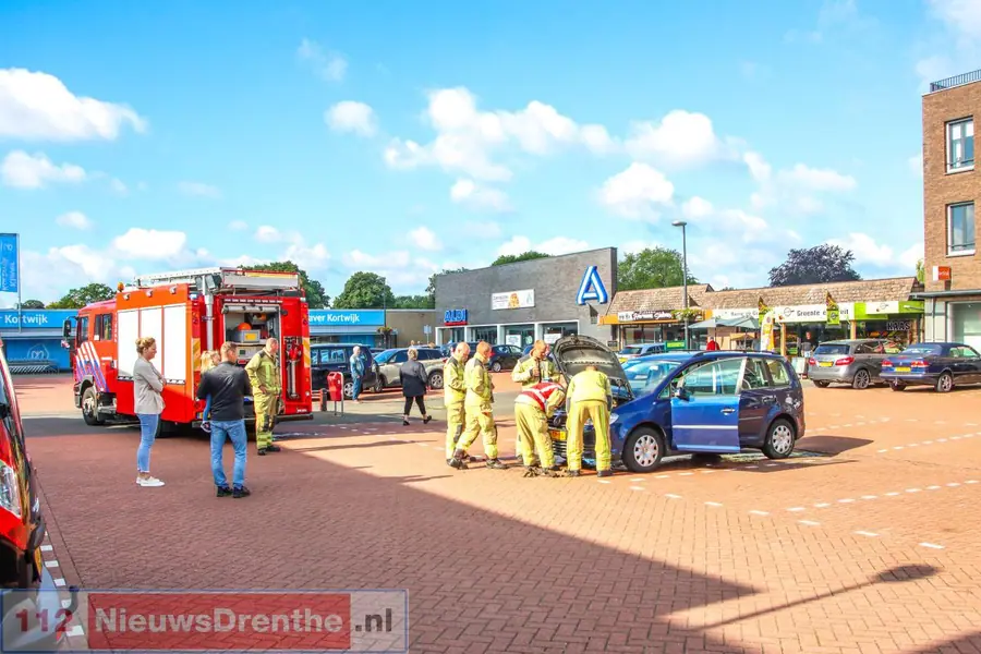 Klein brandje in motorische deel van auto geblust door brandweer