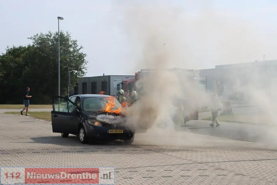 Autobrand veroorzaakt veel rook aan de Oosterbracht in Emmen, vlammen slaan uit motorkap van het voertuig