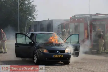 Autobrand veroorzaakt veel rook aan de Oosterbracht in Emmen, vlammen slaan uit motorkap van het voertuig — foto 3 van 5