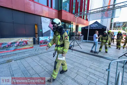 Brandweerlieden Emmer-Compascuum beklimmen 600 trappen WTC — foto 3 van 5