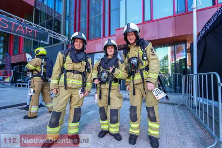 Brandweerlieden Emmer-Compascuum beklimmen 600 trappen WTC — foto 5 van 5