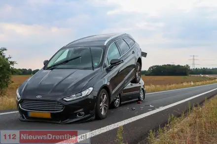 Auto’s belanden boven op elkaar na ongeval op Drentse N-weg — foto 3 van 3