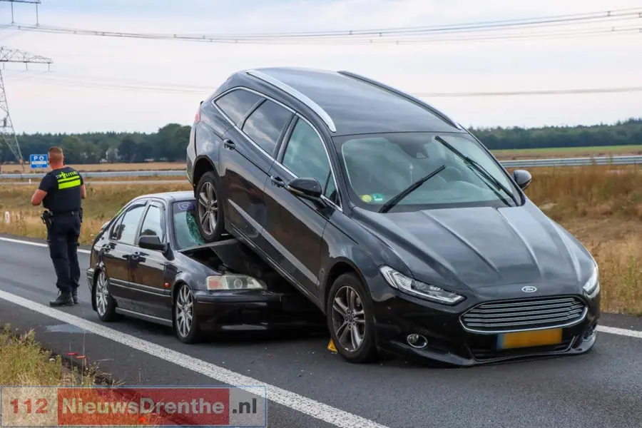 Auto’s belanden boven op elkaar na ongeval op Drentse N-weg
