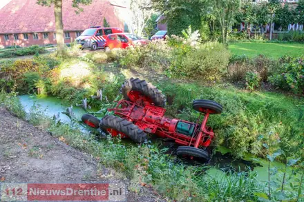 Trekker belandt in sloot in Sellingen, bestuurder bevrijd — foto 2 van 3