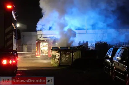 Geen industrie brand maar container brand waar brandweer voor uitrukt in Emmen. — foto 1 van 2