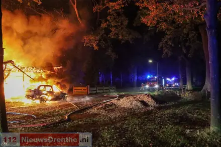 Auto en schuur gaan in vlammen op aan de Halvemaanweg in Emmen — foto 8 van 11