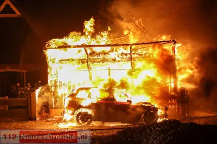 Auto en schuur gaan in vlammen op aan de Halvemaanweg in Emmen — foto 10 van 11