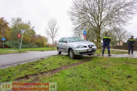 Auto belandt achterstevoren op een lantaarnpaal in Emmen — foto 1 van 6