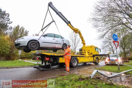 Auto belandt achterstevoren op een lantaarnpaal in Emmen — foto 3 van 6