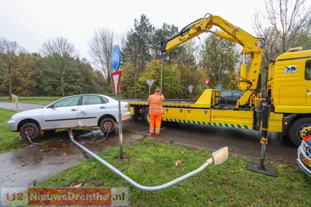 Auto belandt achterstevoren op een lantaarnpaal in Emmen — foto 6 van 6