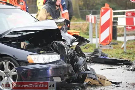 Auto’s botsen aan de Vaartweg in Hoogersmilde — foto 2 van 2