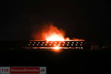 Uitslaande brand in stal in Dalen — foto 1 van 8