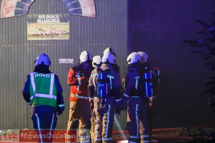 Uitslaande brand in stal in Dalen — foto 5 van 8