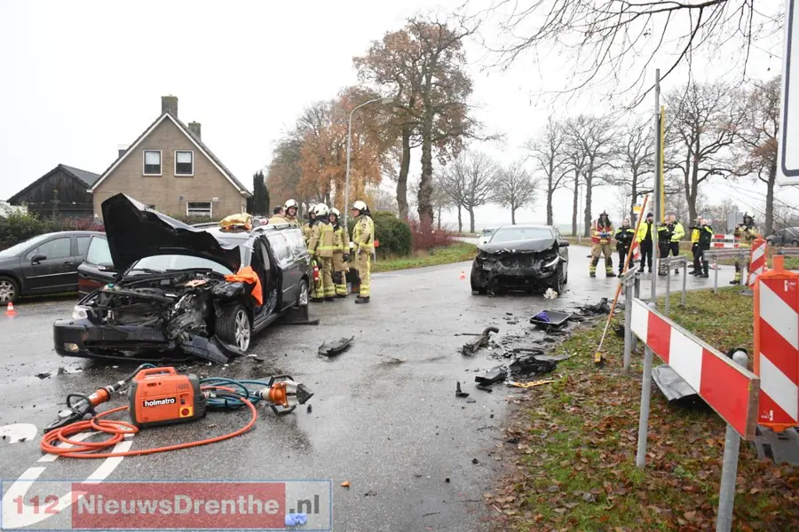 Auto’s botsen aan de Vaartweg in Hoogersmilde