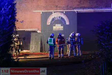 Uitslaande brand in stal in Dalen — foto 4 van 8