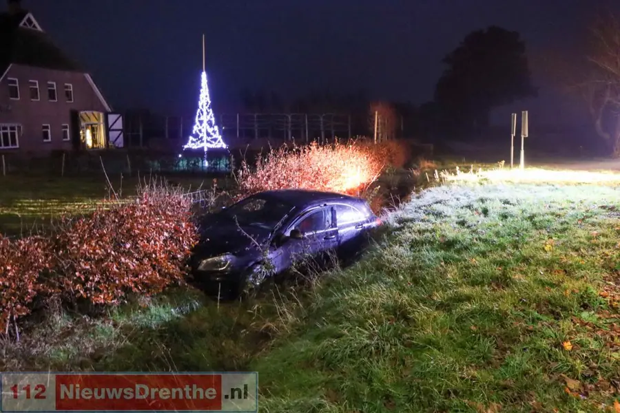Auto raakt van de weg aan de Emmerhoutstraat in Emmen, Bestuurder aangehouden