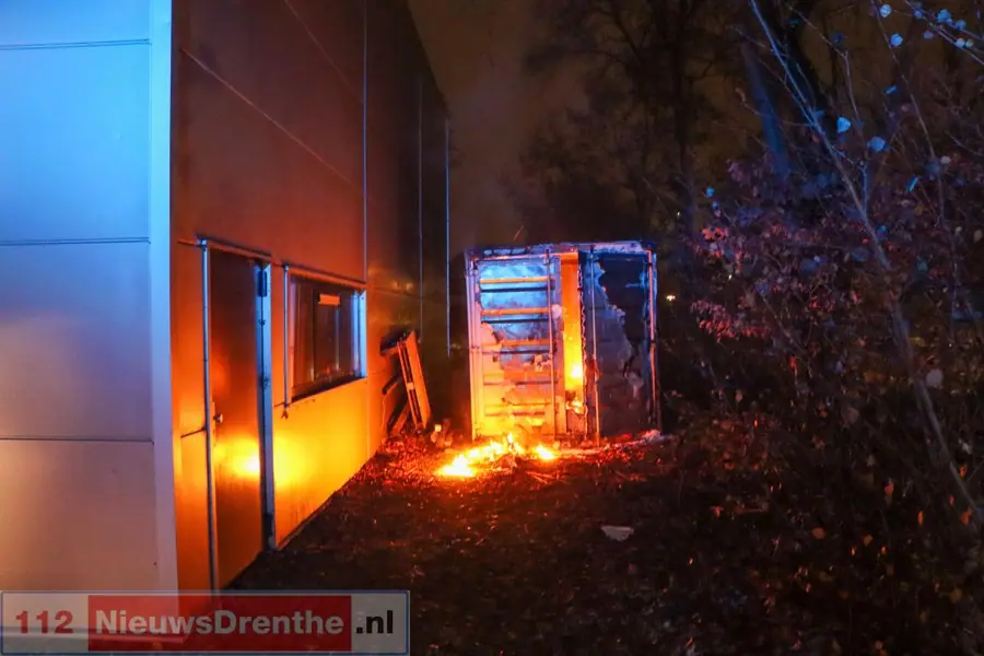 Zeecontainer brand uit aan de Waanderweg in Emmen