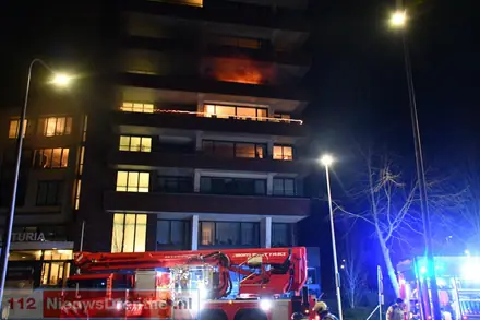 Uitslaande brand in appartementencomplex aan de Thorbeckelaan in Assen — foto 1 van 4