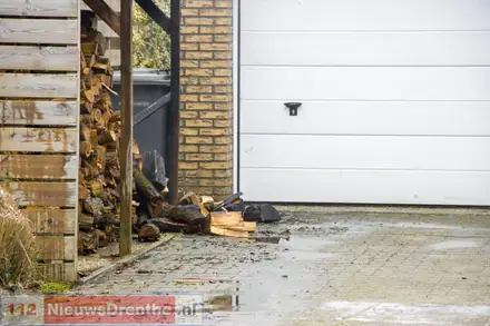Brandweer blust brand in houtopslag in Emmen — foto 2 van 4