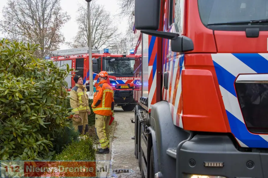 Brandweer blust brand in houtopslag in Emmen