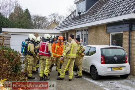Brandweer blust brand in houtopslag in Emmen — foto 3 van 4
