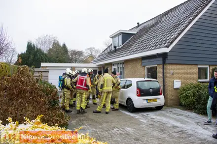 Brandweer blust brand in houtopslag in Emmen — foto 4 van 4