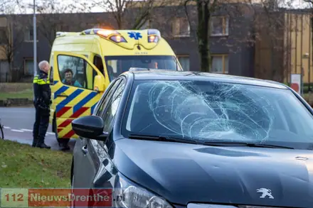 Voertuig flink beschadigd bij ongeval aan de Brinkenweg in Emmen — foto 1 van 2