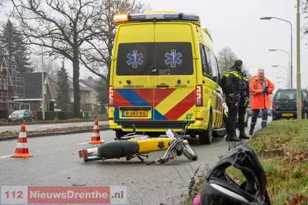 Brommerrijder gewond bij aanrijding op kruising in Emmen — foto 1 van 3
