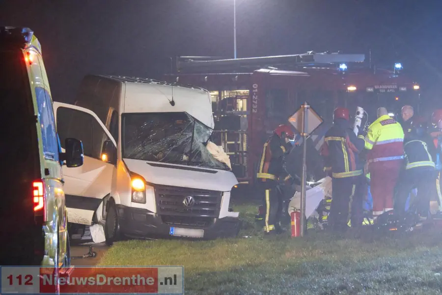 Bestuurder bekneld na botsing in Nieuw-Weerdinge