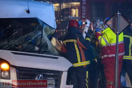 Bestuurder bekneld na botsing in Nieuw-Weerdinge — foto 2 van 4