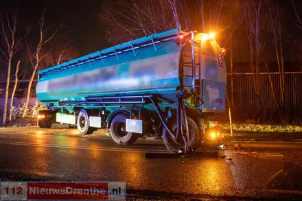 Bestuurder bekneld na botsing in Nieuw-Weerdinge — foto 4 van 4