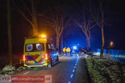 Auto botst tegen boom en slaat over de kop in Zweeloo — foto 1 van 3