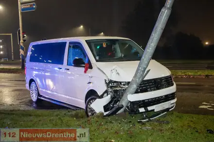 Auto botst tegen lantaarnpaal op Hondsrugweg Emmen — foto 1 van 2