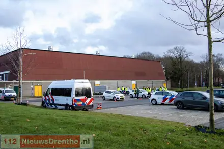 Grote verkeerscontrole door de politie in Emmen, meerdere bekeuringen geschreven — foto 1 van 5