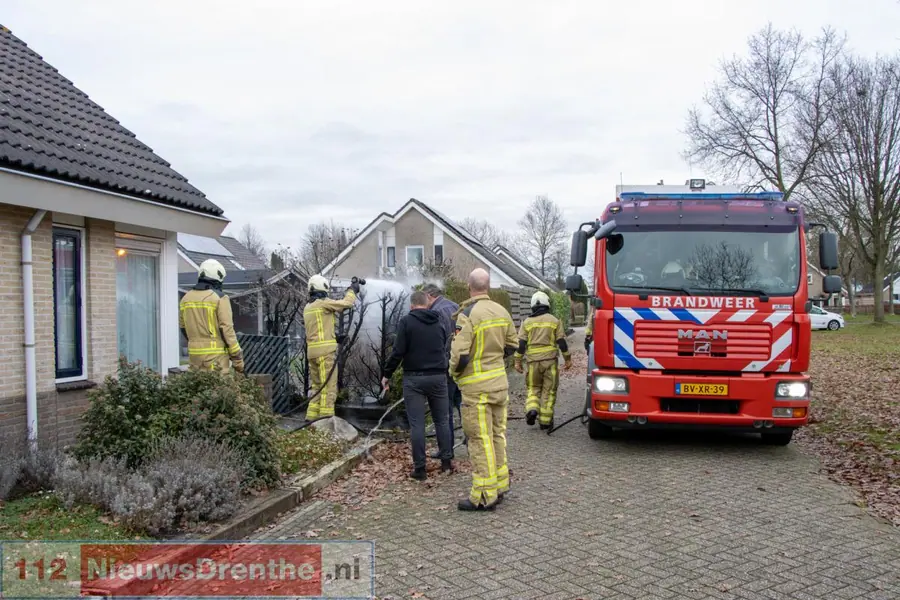Brandweer blust brand in coniferenhaag in Emmen