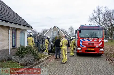 Brandweer blust brand in coniferenhaag in Emmen — foto 4 van 4