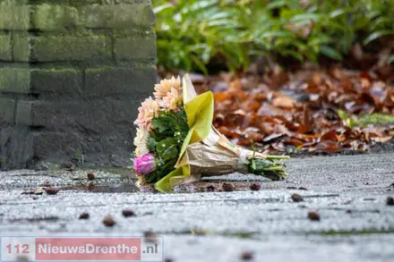 Politie onderzoekt geweldsincident Emmen, bloemen bij pand gelegd. — foto 3 van 4
