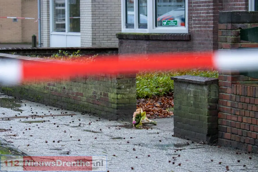 Politie onderzoekt geweldsincident Emmen, bloemen bij pand gelegd.
