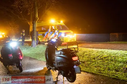 Scooterrijder gewond na eenzijdig ongeval in Nieuw-Weerdinge — foto 1 van 3