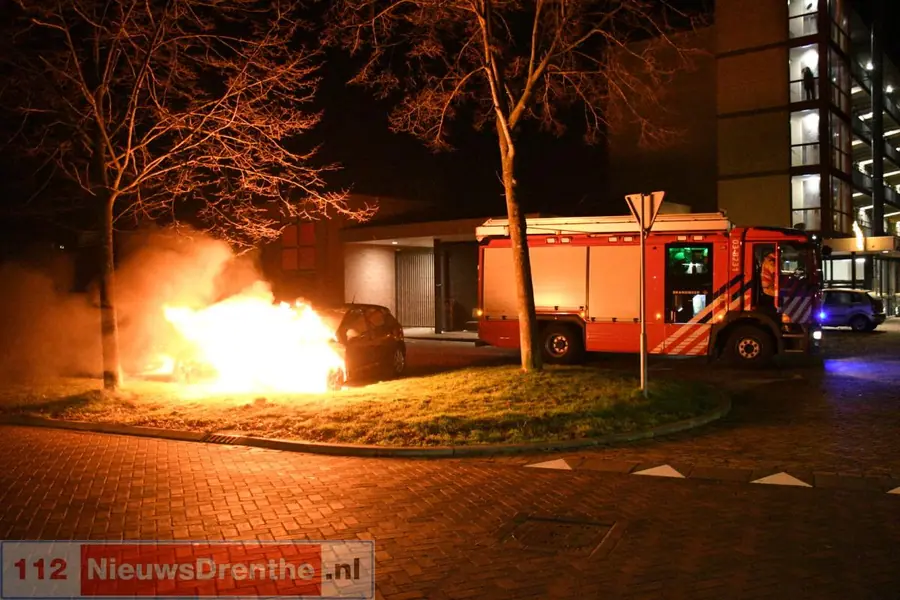 Auto fors beschadigd door brand in Assen