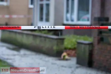 Politie onderzoekt geweldsincident Emmen, bloemen bij pand gelegd. — foto 2 van 4