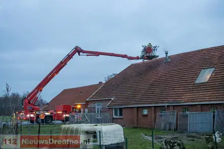 Brandweer blust schoorsteenbrand in Roswinkel — foto 1 van 3