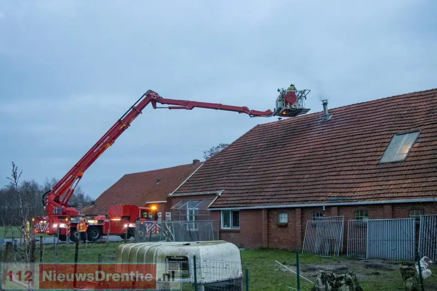 Brandweer blust schoorsteenbrand in Roswinkel