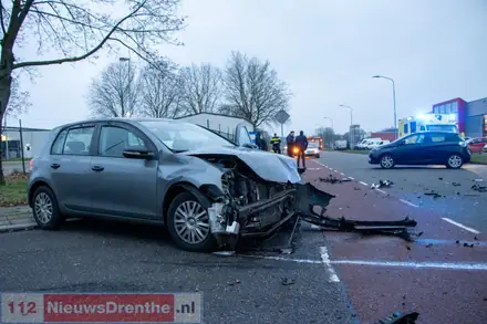 Forse schade bij ongeval tussen twee auto’s in Emmen — foto 2 van 3