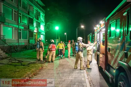 Brandweer blust brandje op zolder van trappenhuis flat in Emmen — foto 2 van 2