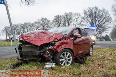 Vier personen gewond na ongeval op Große Straße in Lindloh (DE) — foto 4 van 6