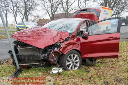 Vier personen gewond na ongeval op Große Straße in Lindloh (DE) — foto 6 van 6