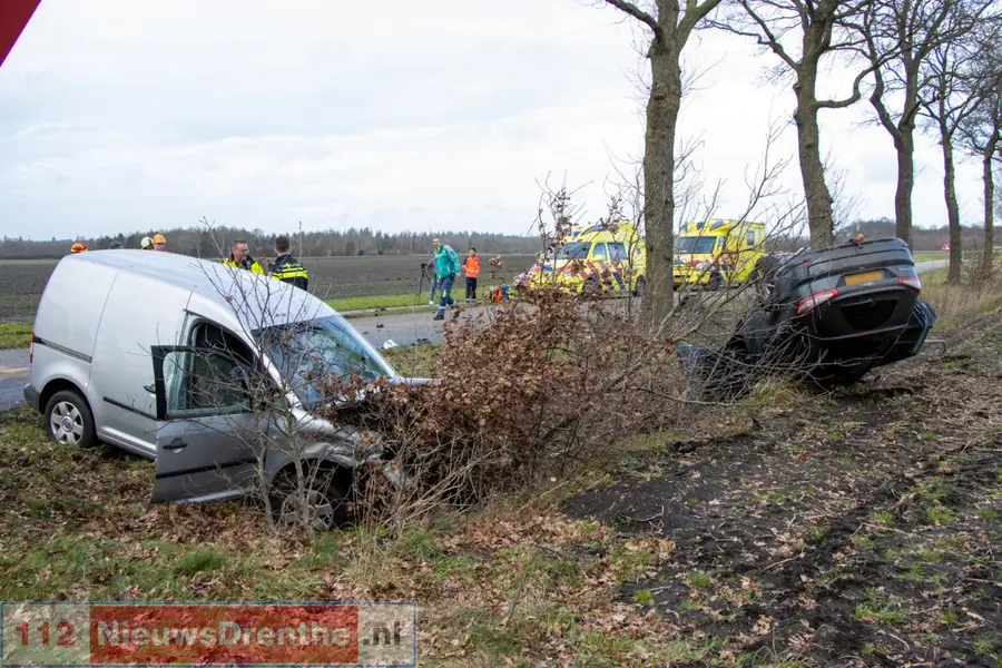 Ernstig ongeval tussen twee auto’s in Odoornerveen, drie personen bevrijd door brandweer